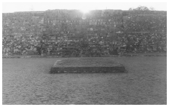 Image: 4.8. Sunrise over Mound 195 during the winter solstice, December 22, 1987 (photo courtesy of David Peterson)